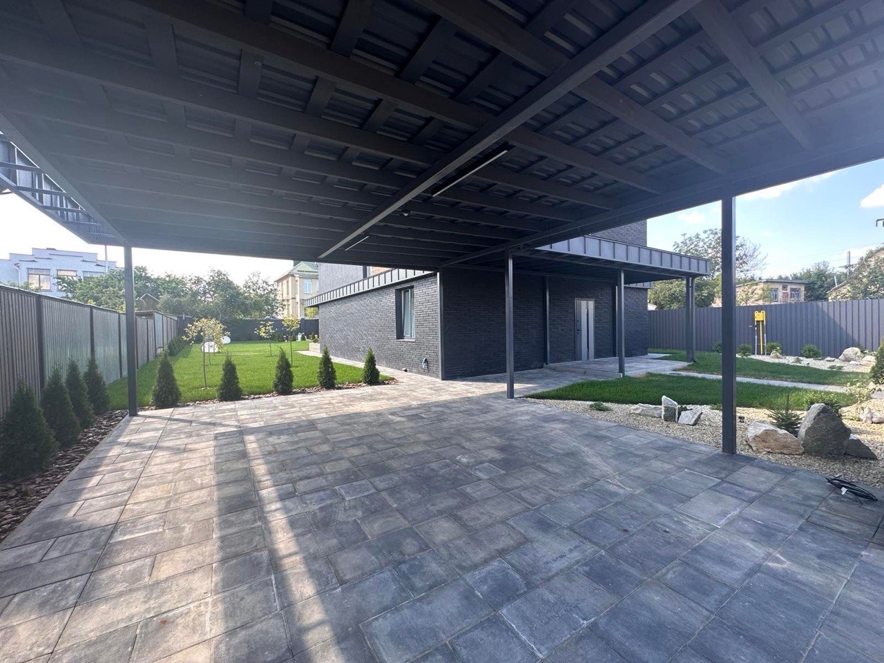 Большой навес во дворе